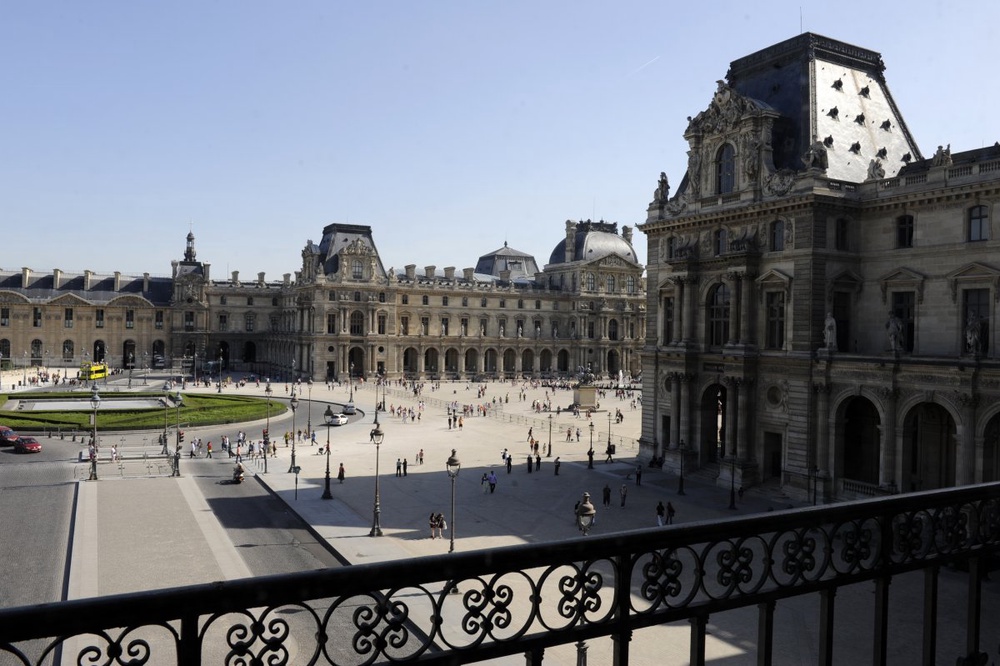 Вид на музей "Лувр" в Париже. Фото ©REUTERS