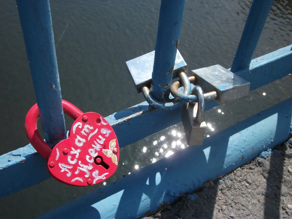 Замки с именами молодоженов на "Мосту любви". Фото Tengrinews