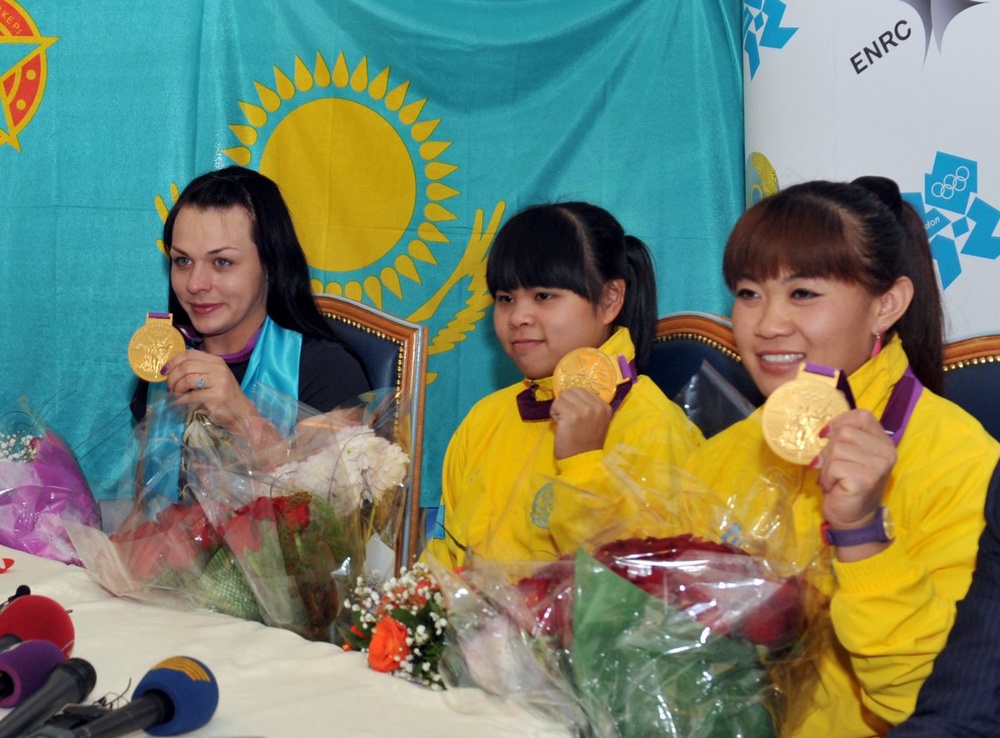 Олимпийские чемпионки Светлана Подобедова, Зульфия Чиншанло и Майя Манеза. Фото ©Пресс-служба КазНУ им. аль-Фараби