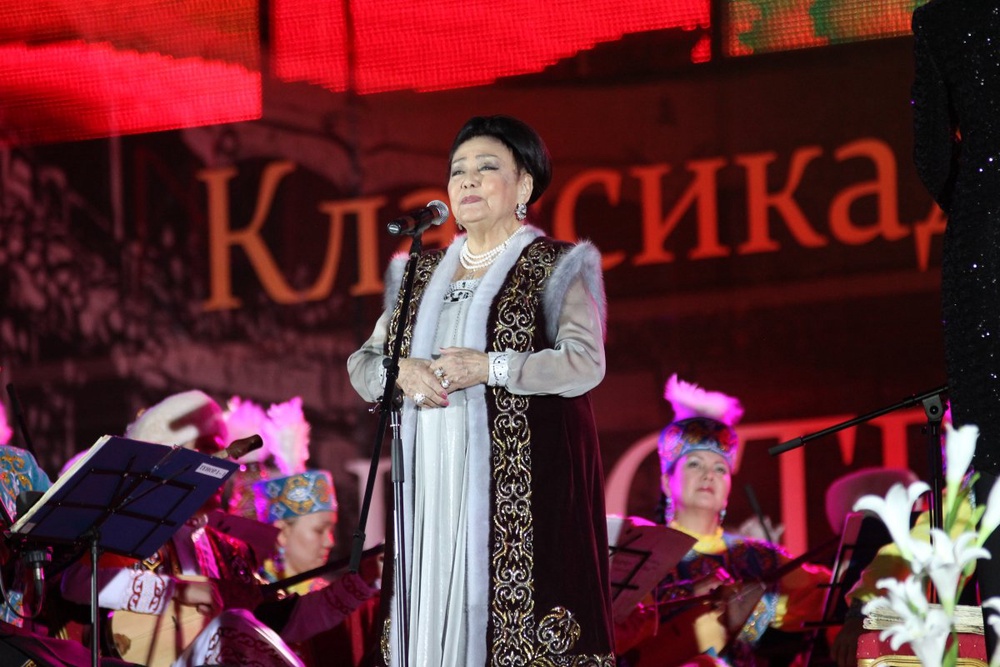 Парад оркестов открыла Бибигуль Тулегенова. Фото ©Ярослав Радловский