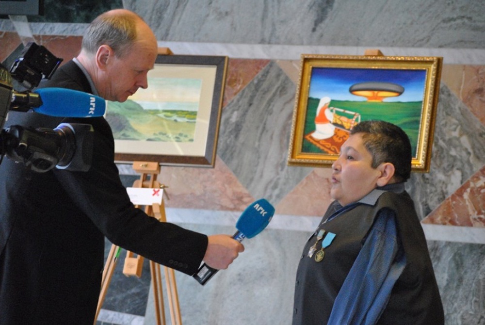 Карипбек Куюков дает интервью. Фото с сайта yvision.kz