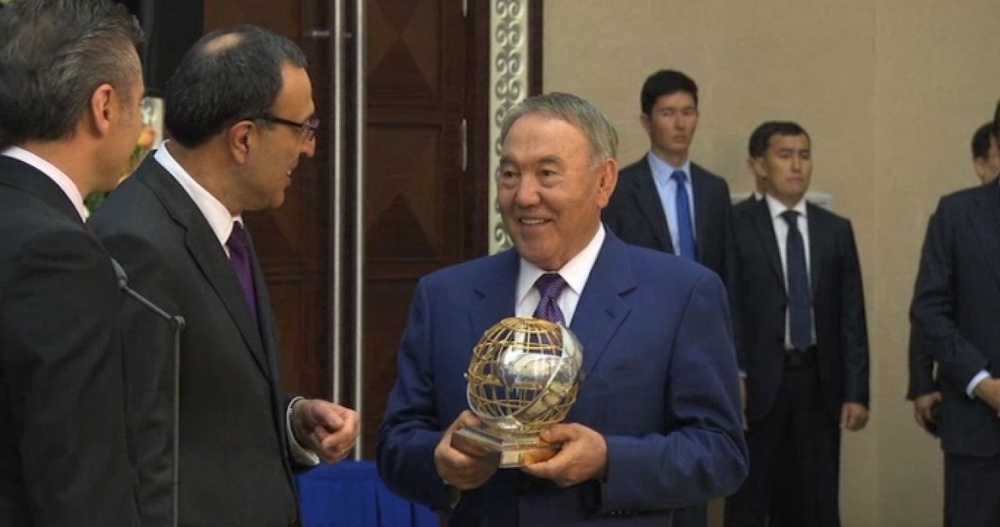 Назарбаеву вручили премию за вклад в укрепление социального бизнес-диалога