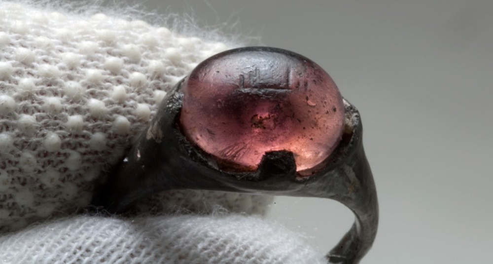 Кольцо с арабской надписью найдено в могиле 9 века. © Christer Åhlin/The Swedish History Museum