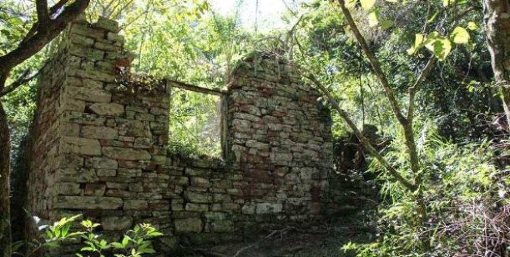 Каменная постройка найдена на границе с Парагваем. © clarin.com