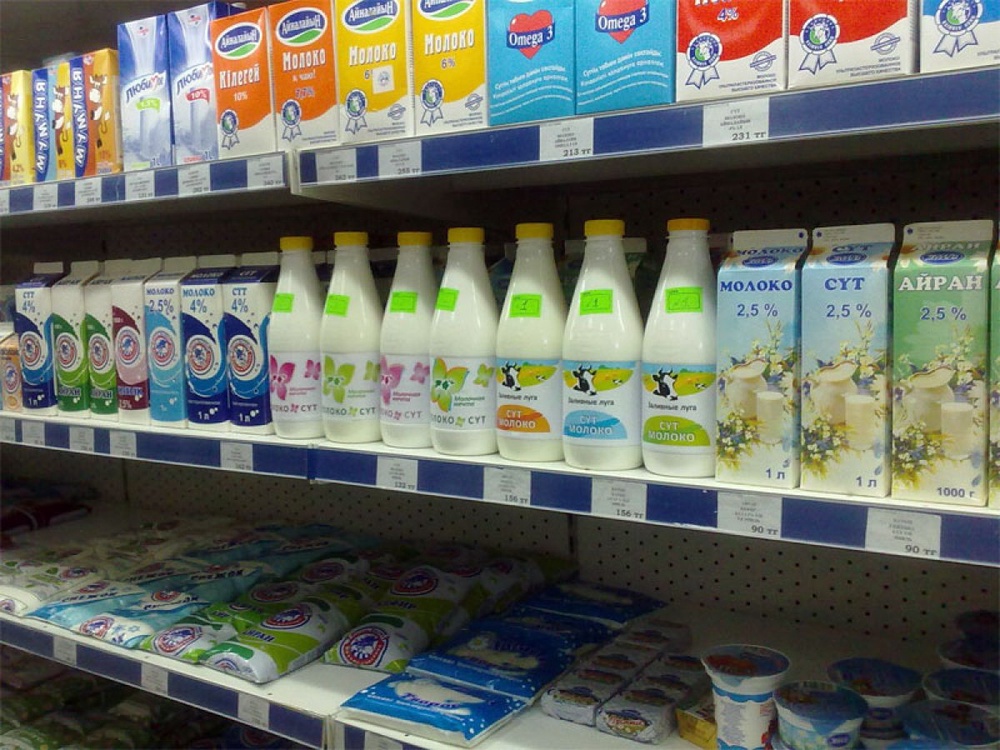 Казахстанская молочная продукция на полке российского супермаркета. © foodmarkets.ru