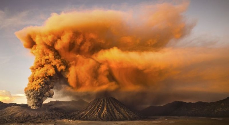 Почетное упоминание в номинации "Природа": "Вулкан Маунт-Бром". ©  Reynold Riksa Dewantara / National Geographic Travel Photographer of the Year Contest