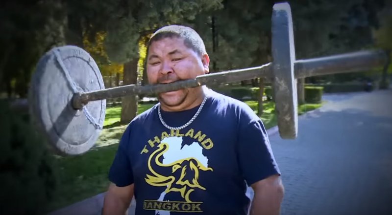 Кадр из видео "Страшный сон зубной феи: житель Бишкека освоил "челюстной пауэрлифтинг""