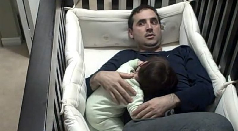 Кадр из видео Father goes into baby crib! / Youtube