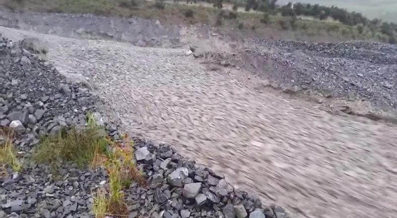 Кадр из видео Heavy Rain From Ex Cyclone Gita Turns Rakaia River into a River of Rock / Youtube