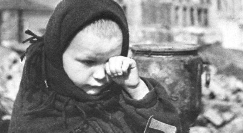 Ребенок в освобожденном от немецко-фашистских захватчиков городе Гжатск. ©   Наум Грановский / РИА Новости