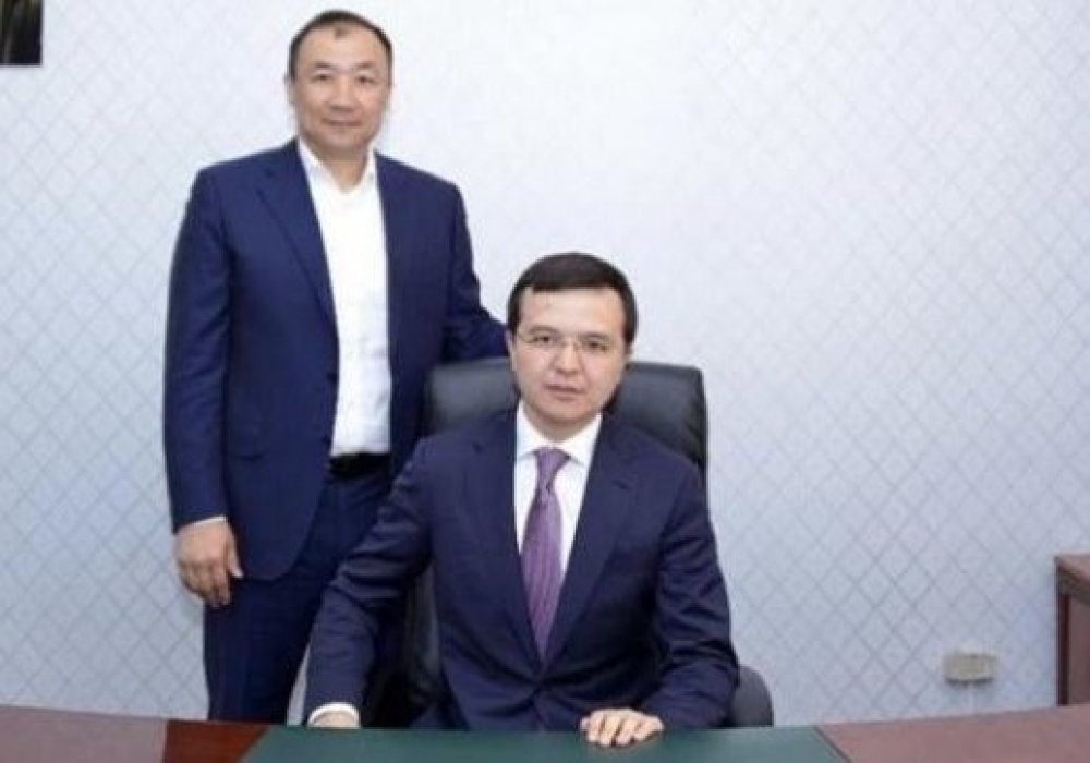 Аким Шымкента Нурлан Сауранбаев (слева) и новый руководитель аппарата акима Алтай Сембекулы Али. © otyrar.kz