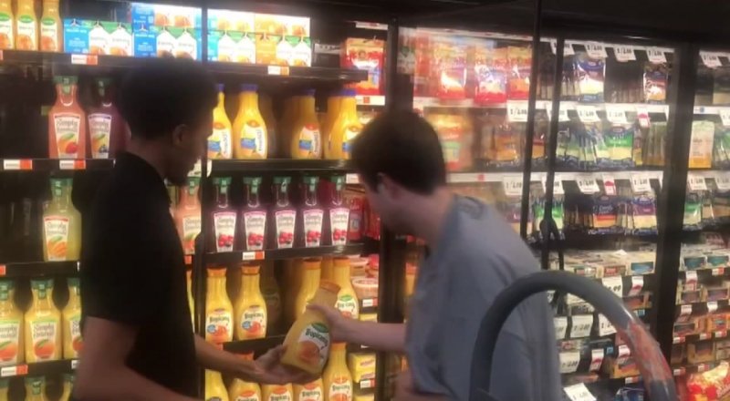 Кадр из видео Store clerk shows autistic teen how to stock shelves / Youtube