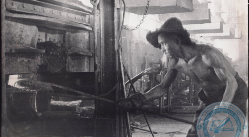 На Чимкентском свинцовом заводе, 1945 г. Из фондов ЦГА МКС РК. 
