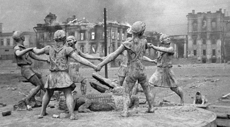 © cameralabs, Эммануил Евзерихин. Фонтан "Детский хоровод" в Сталинграде после налета немецкой авиации (1943)