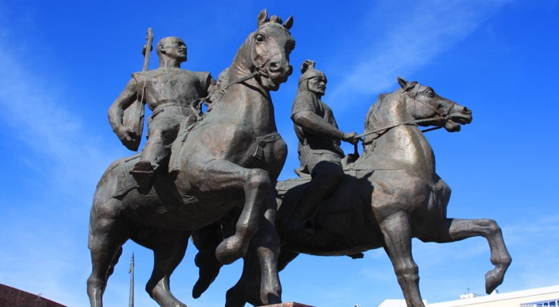 Памятник Махамбету Утемисову и Исатаю Тайманову в Атырау. Фото с сайта silkadv.com