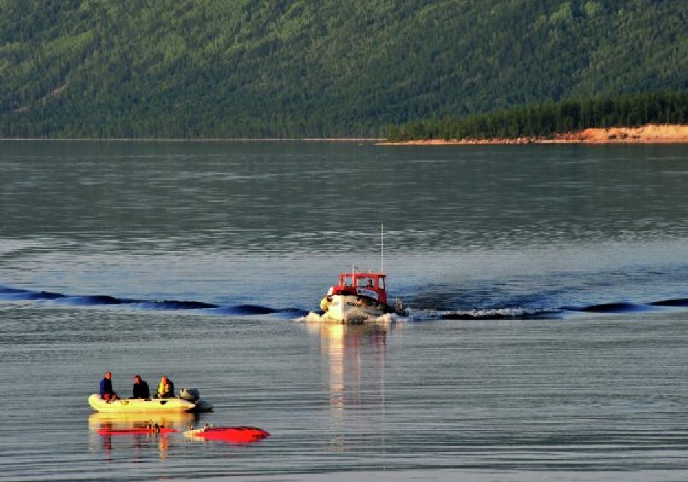 Всплытие аппарата "Мир-2" со дна озера Байкал. © РИА Новости