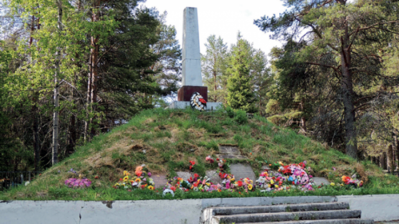 Братская могила вблизи дороги у поселка Кестеньга Лоухского района Карело-Финской АССР