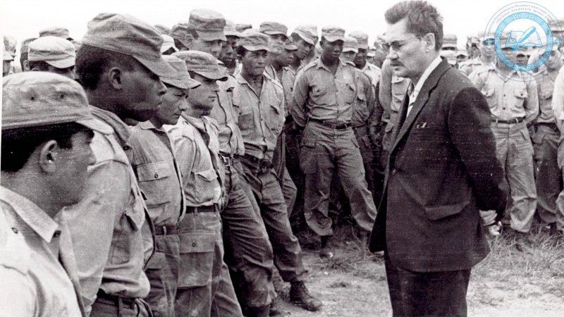 Б. Момышулы во время беседы со слушателями Военной Академии строевых офицеров в провинции Матансас. Куба. 1963 г. ©ЦГА РК