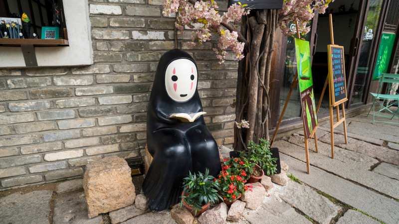 Фигура Безликого Бога Каонаси из мультфильма "Унесенные призраками" Хаяо Миядзаки. Фото©Shutterstock