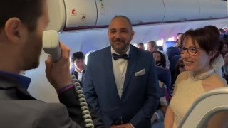 "Высокие отношения": пара сыграла свадьбу на борту самолета