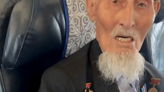 100-летний пассажир в бизнес-классе растрогал Казнет