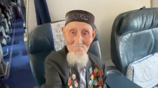 100-летний пассажир в бизнес-классе растрогал Казнет