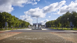 Караганда. На заднем плане — монумент Независимости и здание областного акимата