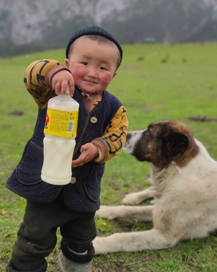 Солнечный мальчик Кыргызстана поднимает своей улыбкой настроение в соцсетях